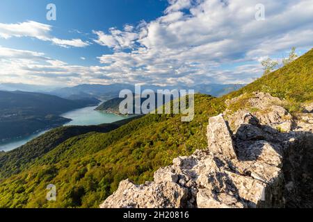 Blick auf den Ceresio-See von den Befestigungsanlagen von Linea Cadorna auf dem Monte Orsa und dem Monte Pravello. Viggiù, Bezirk Varese, Lombardei, Italien. Stockfoto