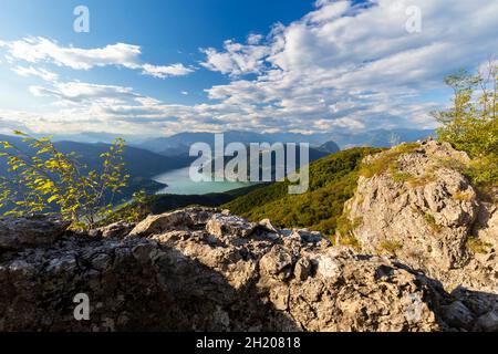 Blick auf den Ceresio-See von den Befestigungsanlagen von Linea Cadorna auf dem Monte Orsa und dem Monte Pravello. Viggiù, Bezirk Varese, Lombardei, Italien. Stockfoto