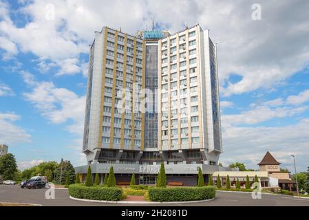 BRYANSK, RUSSLAND - 05. JULI 2021: Gebäude des Stadthotel 'Bryansk' an einem Julinachmittag Stockfoto