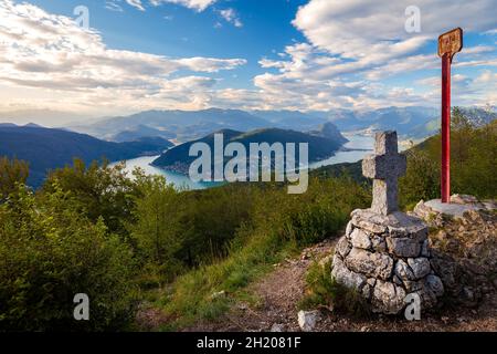 Blick auf den Ceresio-See von den Befestigungsanlagen von Linea Cadorna auf dem Monte Orsa und dem Monte Pravello. Viggiù, Bezirk Varese, Lombardei, Italien. Stockfoto