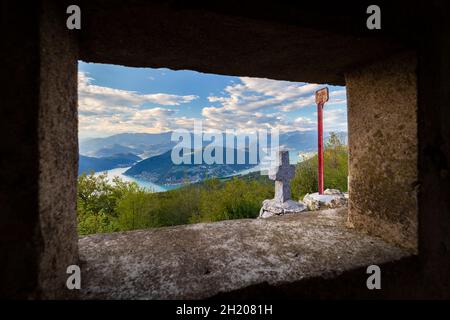 Blick auf den Ceresio-See von den Befestigungsanlagen von Linea Cadorna auf dem Monte Orsa und dem Monte Pravello. Viggiù, Bezirk Varese, Lombardei, Italien. Stockfoto