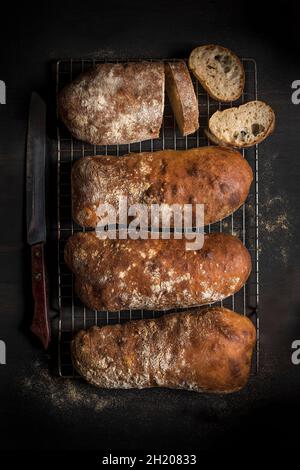 Frisch gebackene Ciabatta breadon ein Kühlregal, Blick von oben Stockfoto