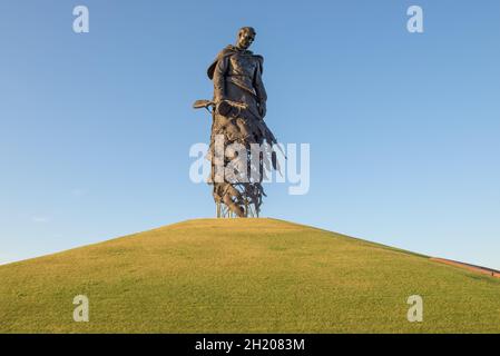 RSCHEW, RUSSLAND - 07. JULI 2021: Skulptur eines sowjetischen Soldaten auf dem Denkmal zu Ehren der während des Großen Vaterländischen Krieges getöteten Soldaten Stockfoto