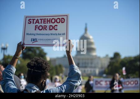 Washington, Usa. Oktober 2021. Die Teilnehmer einer Wahlkundgebung der League of Women halten am Dienstag, den 19. Oktober 2021, Zeichen zur Unterstützung der Staatlichkeit von DC vor dem US-Kapitol in Washington, DC. Foto von Bonnie Cash/UPI Credit: UPI/Alamy Live News Stockfoto