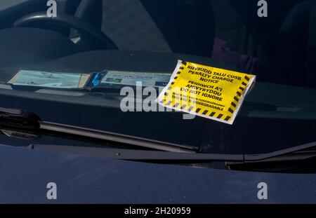 Festes Strafparkticket auf der Windschutzscheibe eines Fahrzeugs mit behinderten Fahrern in Llandudno, Wales, Großbritannien Stockfoto