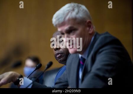 Der Senator der Vereinigten Staaten, Tim Scott (Republikaner von South Carolina), hört zu, während der Senator der Vereinigten Staaten, Bill Cassidy (Republikaner von Louisiana), Chris Magnus in Frage stellt, als er vor einer Anhörung des US-amerikanischen Senats für Finanzen erscheint, um seine Ernennung zum Kommissar für Zoll und Grenzschutz der Vereinigten Staaten zu prüfen, Department of Homeland Security on Capitol Hill in Washington, DC, Dienstag, 19. Oktober 2021. Foto von Rod Lampey/Pool/ABACAPRESS.COM Stockfoto