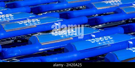 Tesco Supermarkt Trolleys. Stockfoto