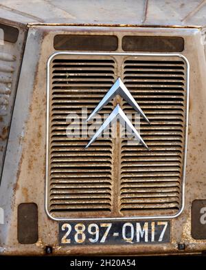 Kühlergrill auf einem alten Wagen von Renault. Stockfoto