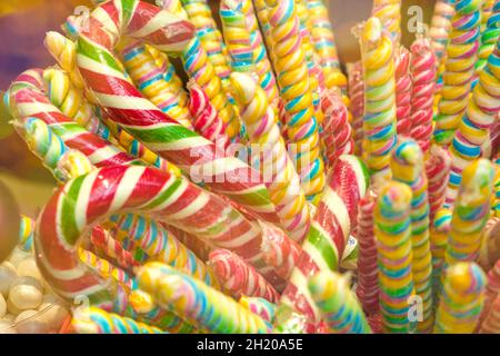 Viele bunte Candy Canes für Weihnachtsferien Stockfoto