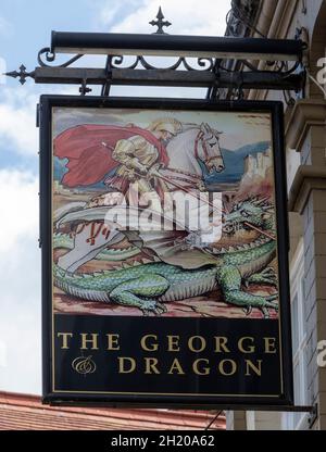 Traditionelles hängende Pub-Schild am George and Dragon Public House, Market Street, Abergele, Clwyd, North Wales, Großbritannien. Stockfoto