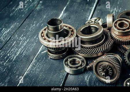 Auto Teile Getriebe und Lager auf Holzhintergrund Stockfoto