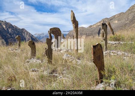 Antiker Grabstein in Form von Schwertgriffen auf einem alten Friedhof im Bergdorf Gimry. Dagestan, Russland Stockfoto