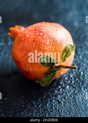 Frischer Bio-Granatapfel auf dunklem Grund Stockfoto