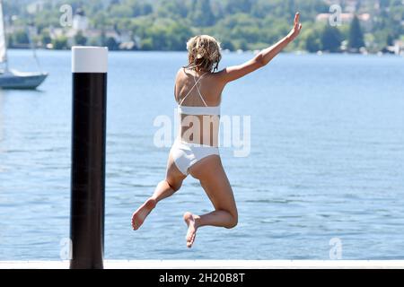 Baden und Schwimmen ist erholsam, macht Spaß und kühlt bei warm Temperaturen ab (Salzkammergut, Oberösterreich). - Baden und Schwimmen ist entspannend, Stockfoto