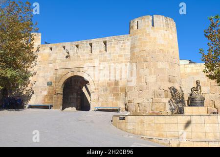 DERBENT, RUSSLAND - 27. SEPTEMBER 2021: Alte Tore von Bayat-Kapy der südlichen Festungsmauer an einem sonnigen Tag. Festung von Derbent Stockfoto