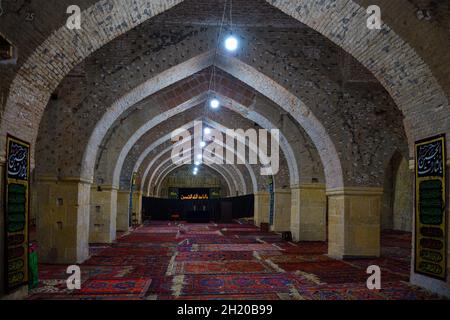 DERBENT, RUSSLAND - 27. SEPTEMBER 2021: Innenraum der mittelalterlichen Juma-Moschee Stockfoto