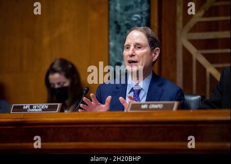 Washington, Vereinigte Staaten. Oktober 2021. Der Senator der Vereinigten Staaten, Ron Wyden (Demokrat von Oregon), Vorsitzender des Finanzausschusses des US-Senats, fragt Chris Magnus, der vor einer Anhörung des Finanzausschusses des US-Senats erscheint, um seine Ernennung zum Kommissar für Zoll und Grenzschutz der Vereinigten Staaten zu prüfen. Department of Homeland Security on Capitol Hill in Washington, DC, Dienstag, 19. Oktober 2021. Quelle: Rod Lampey/Pool via CNP/dpa/Alamy Live News Stockfoto