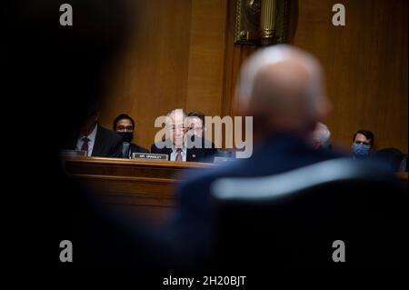 Washington, Vereinigte Staaten. Oktober 2021. Der US-Senator Chuck Grassley (Republikaner von Iowa), links, fragt Chris Magnus, während er vor einer Anhörung des US-Senats für Finanzen erscheint, um seine Ernennung zum Kommissar für US-Zoll und Grenzschutz, Department of Homeland Security auf dem Capitol Hill in Washington, DC, zu prüfen, Dienstag, 19. Oktober, 2021. Quelle: Rod Lampey/Pool via CNP/dpa/Alamy Live News Stockfoto