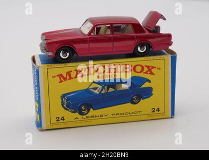 Dieses Spielzeugauto wurde 1967 von Lesney Matchbox, einem Modell des Rolls Royce Silver Shadow, hergestellt. Es blieb bis 1973 in Produktion. Es war in einer metallisch-roten Farbe lackiert, obwohl die ersten Boxen es in blau zeigten. Zwei frühere Rolls Royce-Modelle waren im Programm, was die Attraktivität des Fahrzeugs für kleine Kinder widerspiegelt. Für zusätzlichen Spielwert konnte Matchbox einen sich öffnenden Kofferraumdeckel besitzen, obwohl das Modell nur einen Zentimeter oder so breit war. Ein aus Kunststoff gegossenes Interieur mit Sitzen und einem Armaturenbrett, es gab eine klare Kunststoffleiste für die Fenster. Es wurde in England hergestellt. Stockfoto