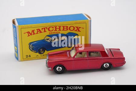 Dieses Spielzeugauto wurde 1967 von Lesney Matchbox, einem Modell des Rolls Royce Silver Shadow, hergestellt. Es blieb bis 1973 in Produktion. Es war in einer metallisch-roten Farbe lackiert, obwohl die ersten Boxen es in blau zeigten. Zwei frühere Rolls Royce-Modelle waren im Programm, was die Attraktivität des Fahrzeugs für kleine Kinder widerspiegelt. Für zusätzlichen Spielwert konnte Matchbox einen sich öffnenden Kofferraumdeckel besitzen, obwohl das Modell nur einen Zentimeter oder so breit war. Ein aus Kunststoff gegossenes Interieur mit Sitzen und einem Armaturenbrett, es gab eine klare Kunststoffleiste für die Fenster. Es wurde in England hergestellt. Stockfoto