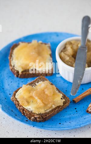 Apfelsauce mit Zimt auf einer Scheibe Vollkornbrot Stockfoto