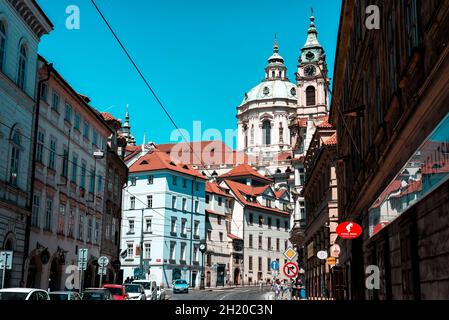 Prag, Tschechische Republik - 23. Mai 2017: Blick auf die Kleinstadt mit der nikolaikirche Stockfoto