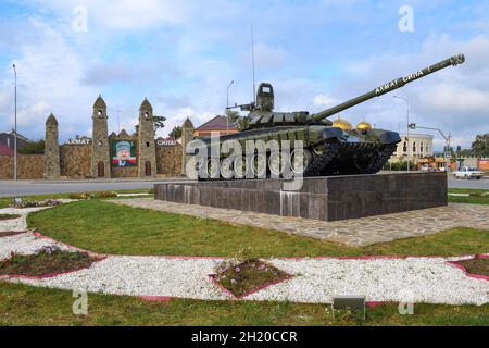 SCHALI, RUSSLAND - 29. SEPTEMBER 2021: Panzer T-72 - ein Denkmal, das zum Gedenken an die Tschetschenen errichtet wurde, die am Großen Vaterländischen Krieg teilgenommen haben Stockfoto