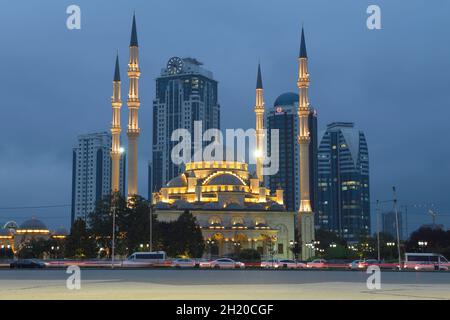 Grozniy, RUSSLAND - 29. SEPTEMBER 2021: Die Moschee „Herz Tschetscheniens“ vor dem Hintergrund des Gebäudekomplexes von Grozny City im September Stockfoto