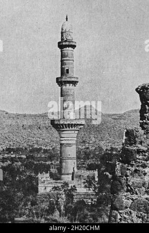 Altes Vintage-Foto Von Chand Minar Daulatabad Fort In Der Nähe Von Aurangabad Maharashtra Indien Stockfoto