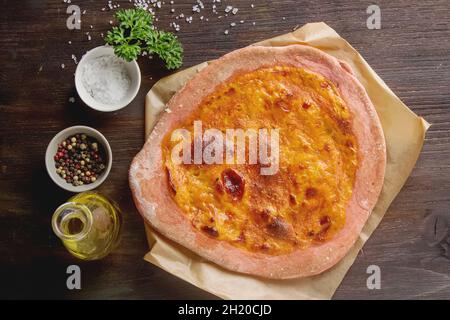 Nicht eine traditionelle italienische Pizza mit Brokkoli, Salat, Feta Käse Stockfoto