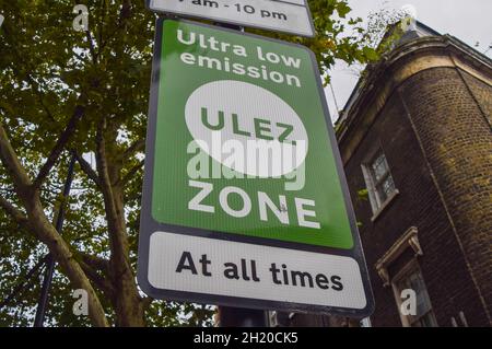 London, Großbritannien. Oktober 2021. ULEZ (Ultra Low Emission Zone) Straßenschild im Zentrum von London. Die ULEZ-Regelung der Hauptstadt, die eine Gebühr für die umweltfreundlichsten Fahrzeuge erhebt, soll am 25. Oktober 2021 ausgeweitet werden. (Bild: © Vuk Valcic/SOPA Images via ZUMA Press Wire) Stockfoto