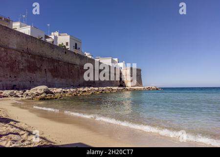 Landschaftlich reizvolle Sehenswürdigkeit in Monopoli, Provinz Bari, Region Apulien, Süditalien. Der Stadthafen, die Bastion von Babula, die befestigte Mauer und der Strand cala porta vecchia. Stockfoto