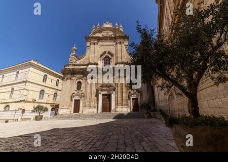 Blick auf die Kathedrale von Maria Santissima della Madia in der antiken Stadt Monopoli, Provinz Bari, Region Apulien, Süditalien. Stockfoto