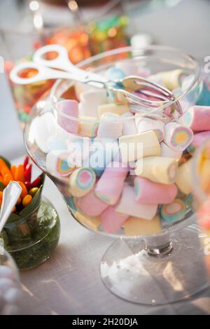 Ein Glas mit bunten Marschwalben Stockfoto