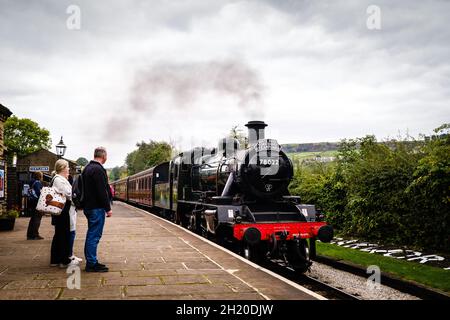 Oakworth, Yorkshire, Großbritannien. Der Bahnhof Oakworth an der Linie Oxenhope nach Keighley ist bei Dampfenthusiasten und Fans des Films The Ra beliebt Stockfoto