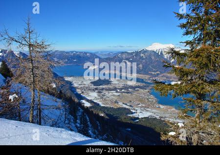 Blick von der Bleckwand auf den Wolfgangsee im Winter, Bezirk Gmunden, Salzkammergut, Oberösterreich, Österreich, Europa - Blick von der Bleckwand nach Stockfoto