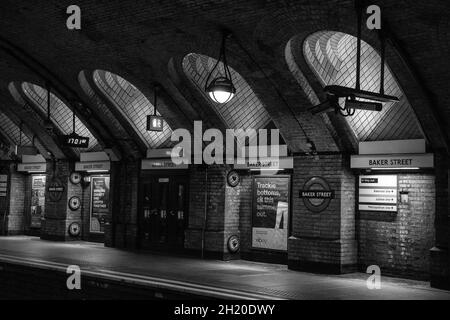 Plattform der historischen U-Bahnstation Baker Street, England, Großbritannien Stockfoto