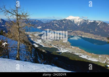 Blick von der Bleckwand auf den Wolfgangsee im Winter, Bezirk Gmunden, Salzkammergut, Oberösterreich, Österreich, Europa - Blick von der Bleckwand nach Stockfoto