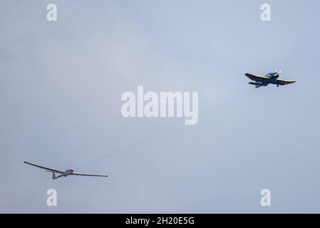 Ein Robin DR400-Schlepper (G-BJUD) schlept einen Grob G102-Gleiter (G-CLUD) vom Lasham Gliding Center in Hampshire, Großbritannien, hoch Stockfoto