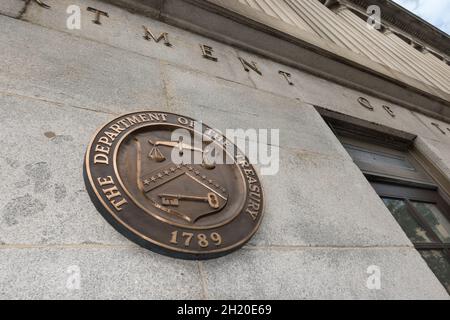 Gebäude DES US-Finanzministeriums, mit Siegel in der Nähe eines Einganges, Washington, DC Stockfoto
