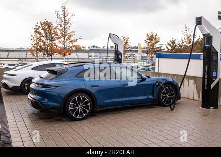 Porsche Taycan lädt auf dem Hokenheimring, Baden-Württemberg, Deutschland Stockfoto