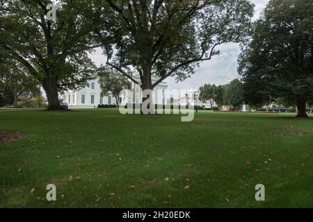 Weißes Haus, Rasen und Eisenhower Executive Office Building in der Ferne. Stockfoto