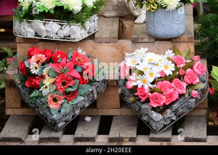 Verkauf von Blumen-Büketts für Gräber auf dem Wiener Zentralfriedhof; Österreich; Europa - Verkauf von Blumensträußen für Gräber an der Wiener Zentralkommission Stockfoto