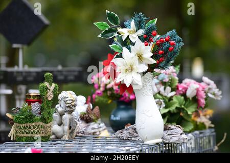 Verkauf von Blumen-Büketts für Gräber auf dem Wiener Zentralfriedhof; Österreich; Europa - Verkauf von Blumensträußen für Gräber an der Wiener Zentralkommission Stockfoto