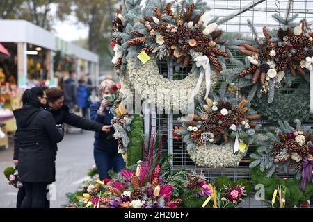 Verkauf von Blumen-Büketts für Gräber auf dem Wiener Zentralfriedhof; Österreich; Europa - Verkauf von Blumensträußen für Gräber an der Wiener Zentralkommission Stockfoto