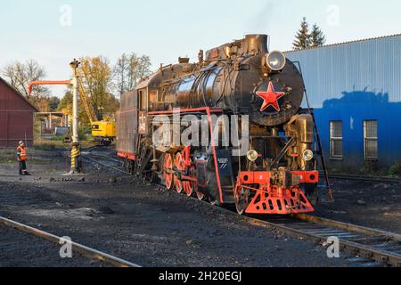 SORTAVALA, RUSSLAND - 07. OKTOBER 2021: Sowjetische Güterzugdampflokomotive der Baureihe L (L-4429, Lebedyanka) an einem sonnigen Oktober auf dem Bahnhof Sortavala Stockfoto