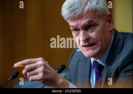 Der Senator der Vereinigten Staaten, Bill Cassidy (Republikaner von Louisiana), fragt Chris Magnus, während er vor einer Anhörung des US-Senats für Finanzen erscheint, um seine Ernennung zum Kommissar für US-Zoll und Grenzschutz, Department of Homeland Security auf dem Capitol Hill in Washington, DC, am Dienstag, den 19. Oktober 2021, zu prüfen. (Foto von Rod Lampey/Pool/Sipa USA) Quelle: SIPA USA/Alamy Live News Stockfoto