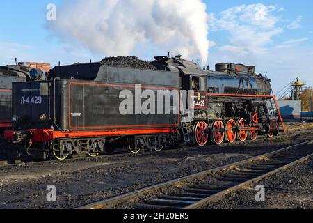 SORTAVALA, RUSSLAND - 07. OKTOBER 2021: Alte sowjetische Dampflokomotive L-4429 auf dem Bahnhof Sortavala an einem sonnigen Oktobertag Stockfoto