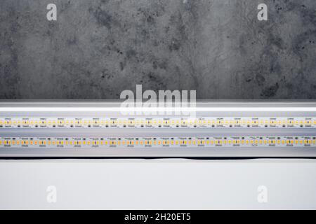 Streifen-LED-Licht mit Aluminiumprofil. Stretch-Decke mit LED-Beleuchtung im Haus oder in der Wohnung, innen, aus nächster Nähe. Renovierungskonzept für das Haus. Energy savi Stockfoto