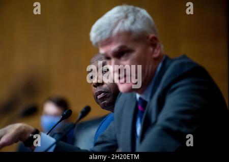 Der Senator der Vereinigten Staaten, Tim Scott (Republikaner von South Carolina), hört zu, während der Senator der Vereinigten Staaten, Bill Cassidy (Republikaner von Louisiana), Chris Magnus in Frage stellt, als er vor einer Anhörung des US-amerikanischen Senats für Finanzen erscheint, um seine Ernennung zum Kommissar für Zoll und Grenzschutz der Vereinigten Staaten zu prüfen, Department of Homeland Security on Capitol Hill in Washington, DC, Dienstag, 19. Oktober 2021. (Foto von Rod Lampey/Pool/Sipa USA) Quelle: SIPA USA/Alamy Live News Stockfoto